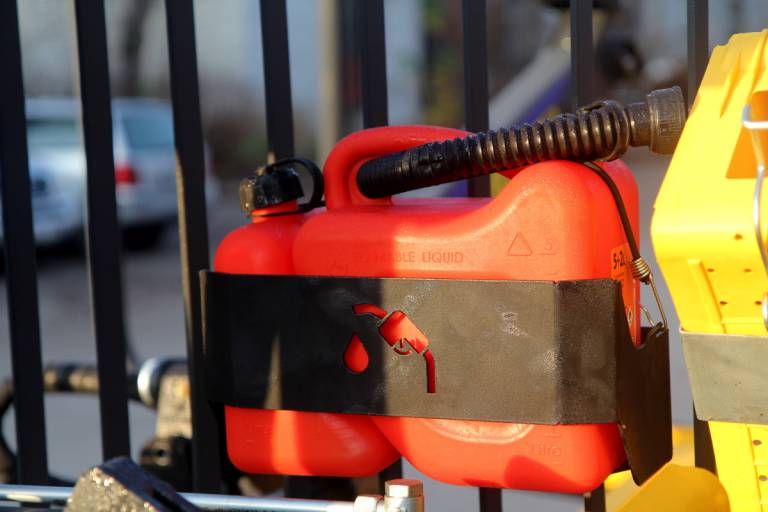 Fuel tank holder with tank